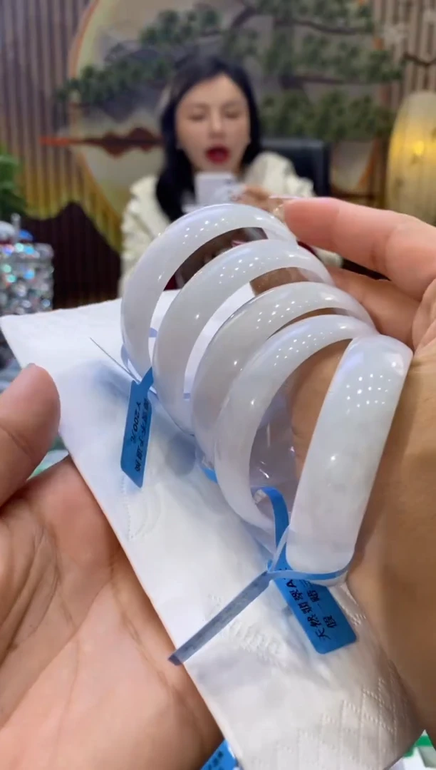 【闪购商品】翡翠手镯未镶嵌多人08106