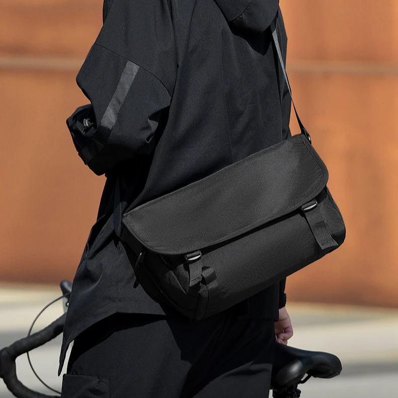 邮差包男士斜挎包潮酷骑行背包大容量休闲通勤防泼水单肩斜挎包男