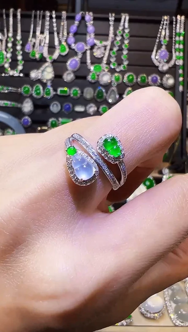 18K金镶嵌戒指翡翠葫芦