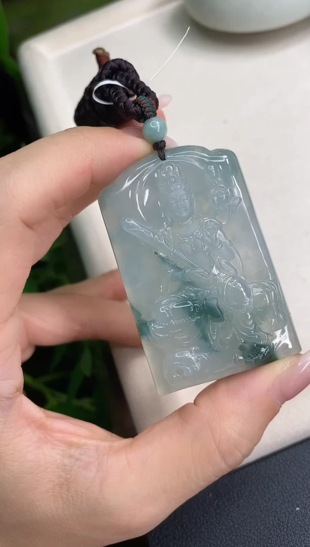 翡翠未镶嵌颈饰虚空藏