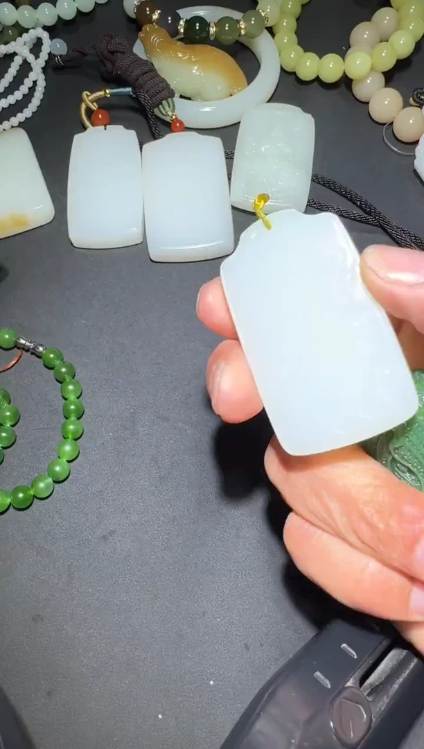 未镶嵌和田玉（糖玉）挂件和田玉