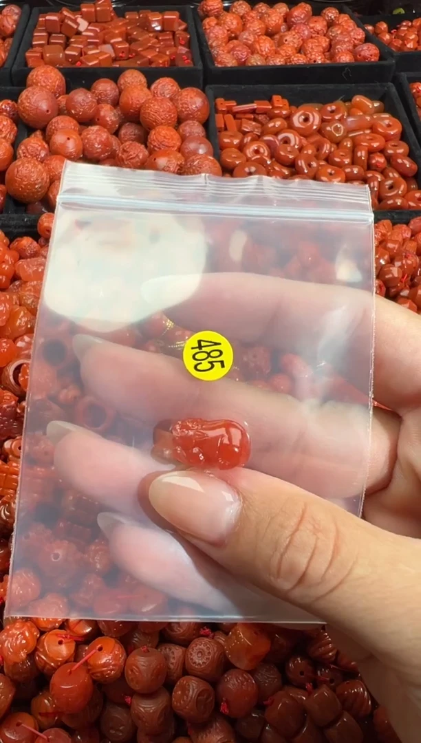 南红玛瑙未镶嵌颈饰1