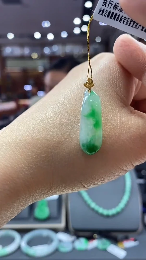 颈饰18K金镶嵌翡翠福瓜