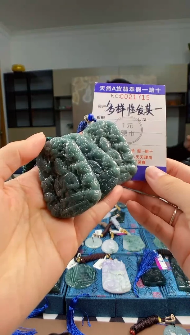 颈饰未镶嵌翡翠  多样性发其一