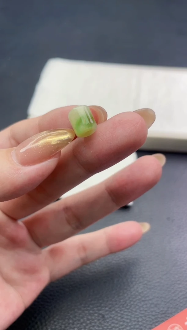 未镶嵌定制翡翠S珠子