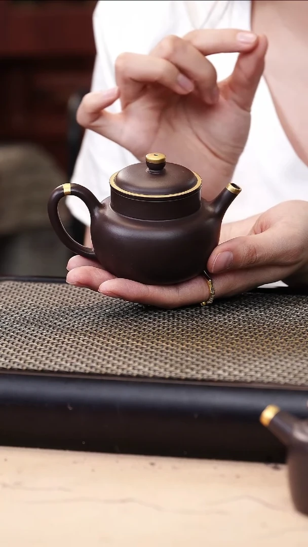 茶壶紫砂四号井茄皮紫泥描金言心150cc