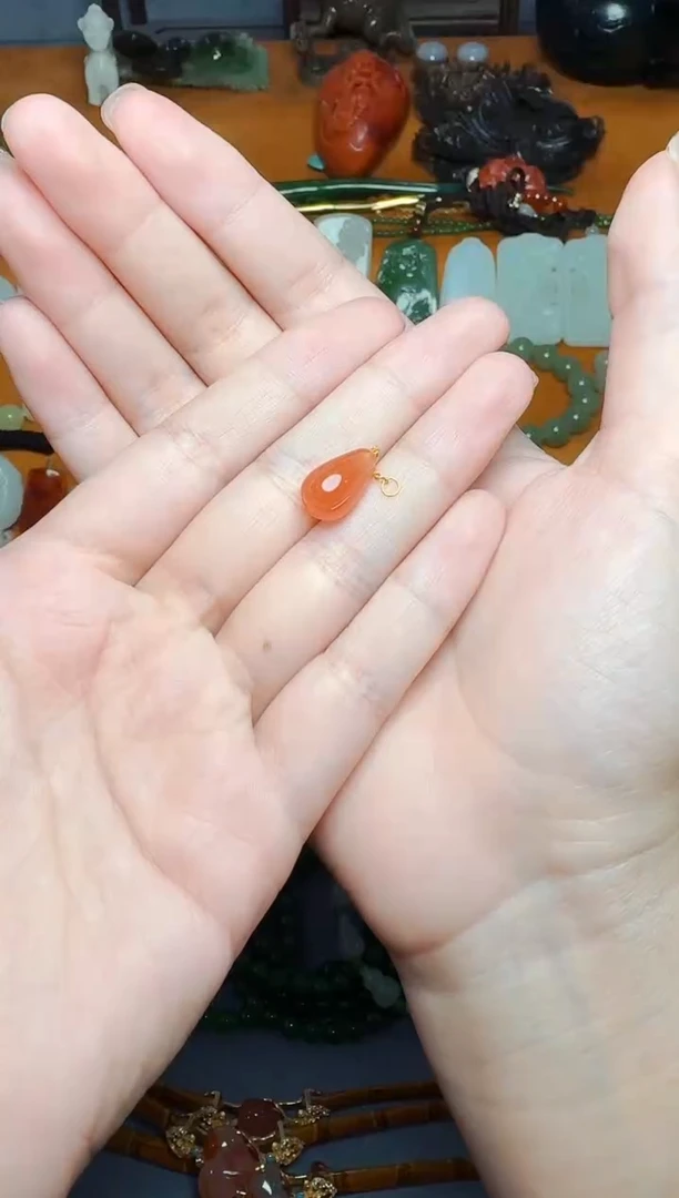 南红玛瑙颈饰18K金镶嵌宇****待玉兰花