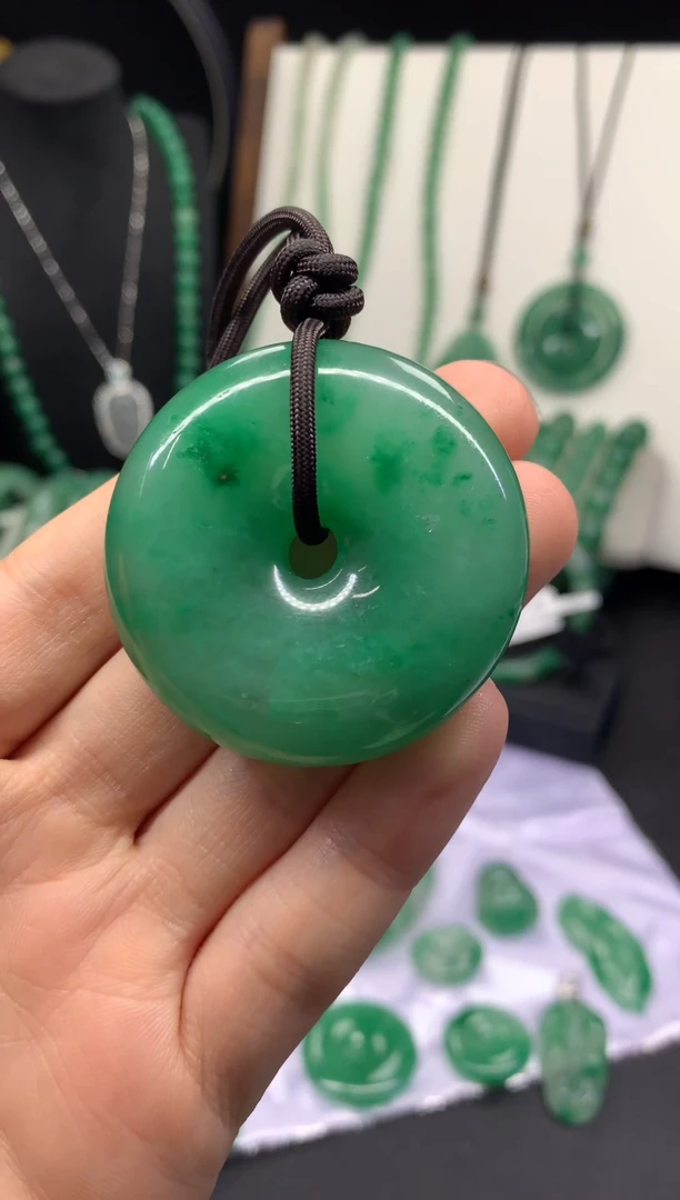 吊坠(不含链)未镶嵌石英质玉（非洲翠）46mm平安扣