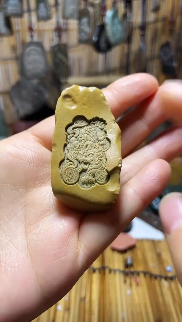 56戈壁石雕刻手把件，挂件