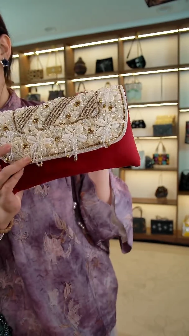 织绣百格汇手工串珠包