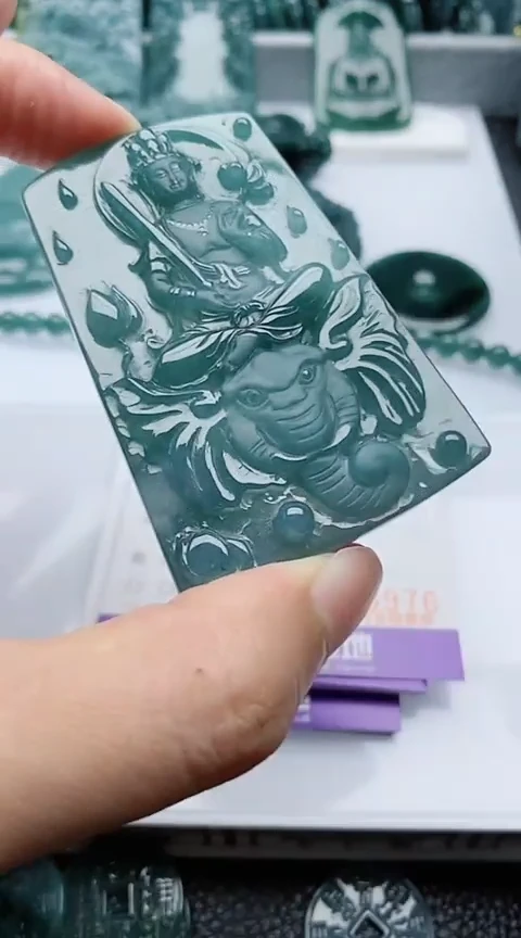 颈饰未镶嵌翡翠
