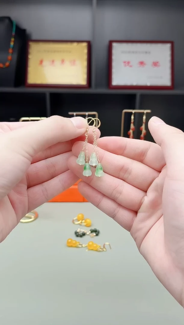 未镶嵌石英质玉（非洲翠）耳钉D01