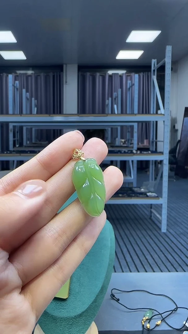 18K金镶嵌和田玉挂件1