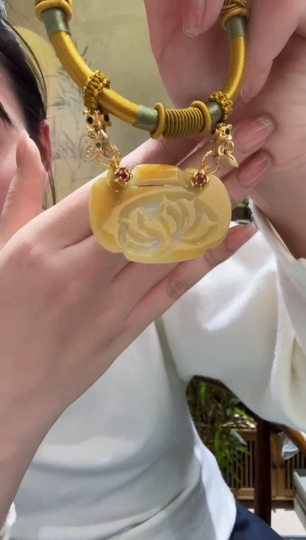 颈饰未镶嵌翡翠吊坠