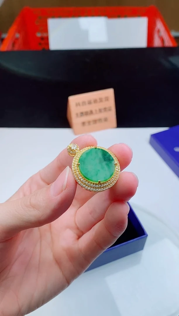 颈饰未镶嵌翡翠     ·