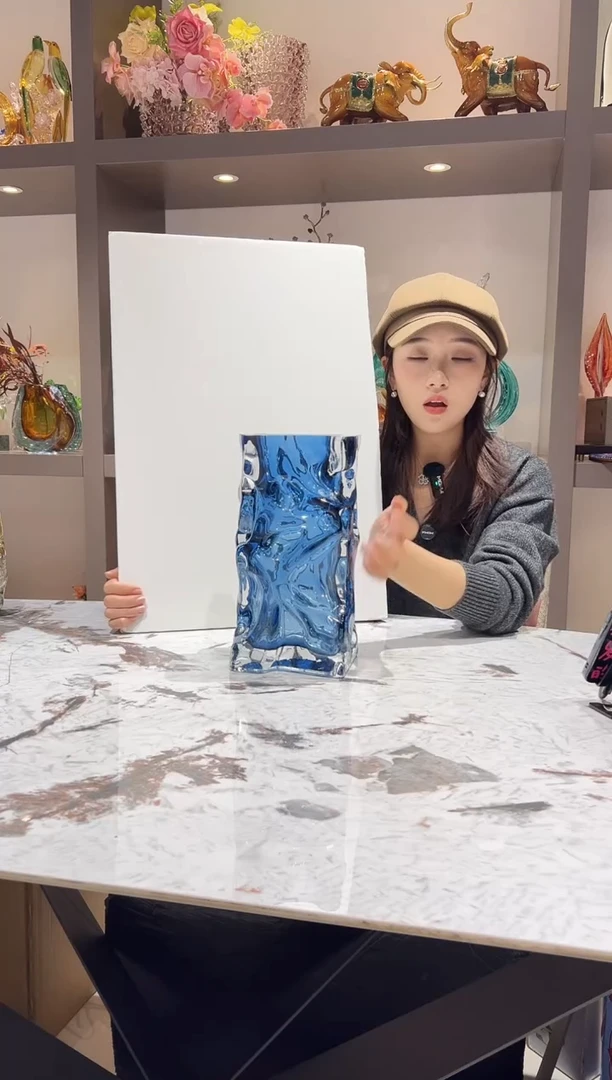 设计师款蓝色花瓶
