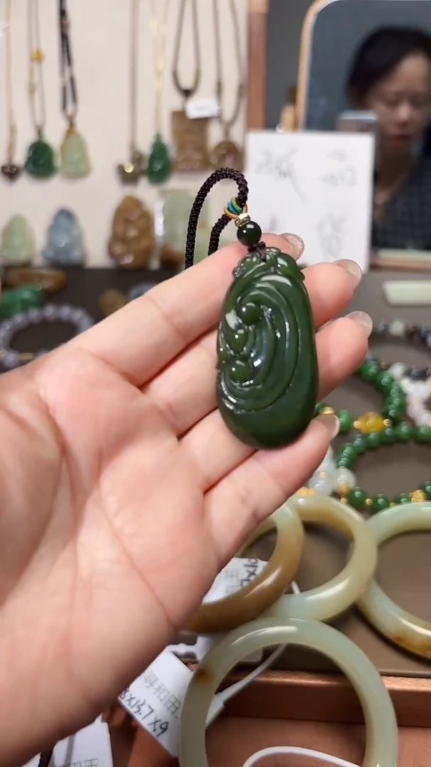 颈饰未镶嵌和田玉（碧玉）1