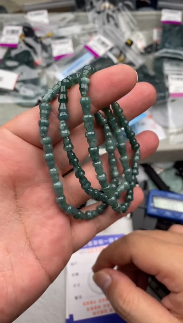 翡翠未镶嵌颈饰多样性发其一