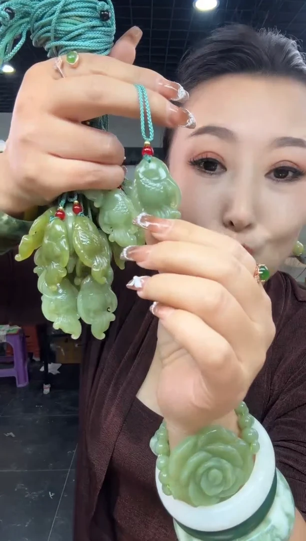 【闪购商品】岫玉颈饰未镶嵌湖水绿鱼