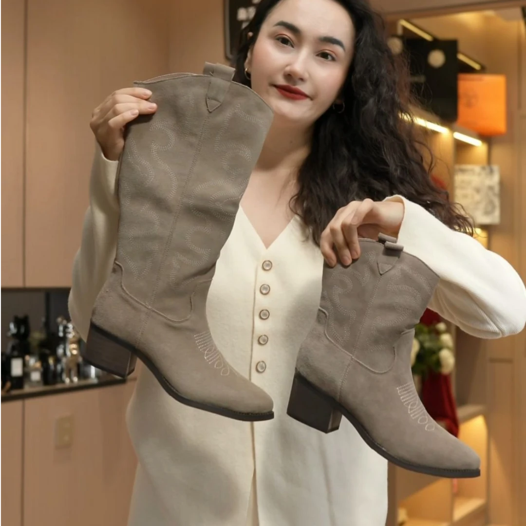 （真皮牛皮）加绒刺绣靴子女时装靴2024新款复古靴尖头百搭时尚