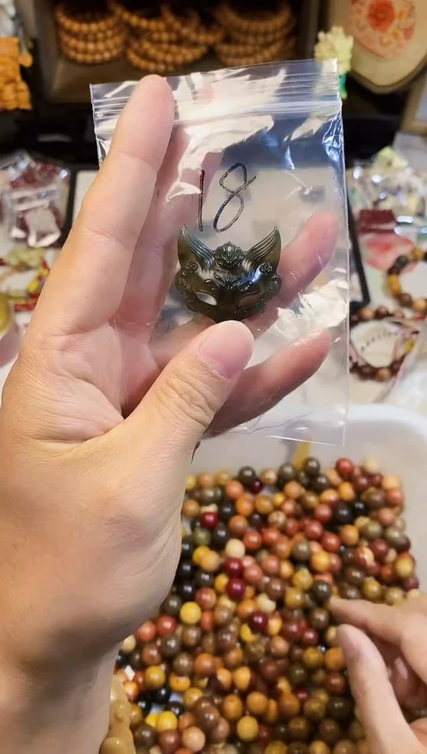 【闪购商品】蛇纹石玉颈饰未镶嵌18号面具