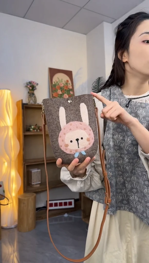 羊毛非遗纯手工包  手机包兔子