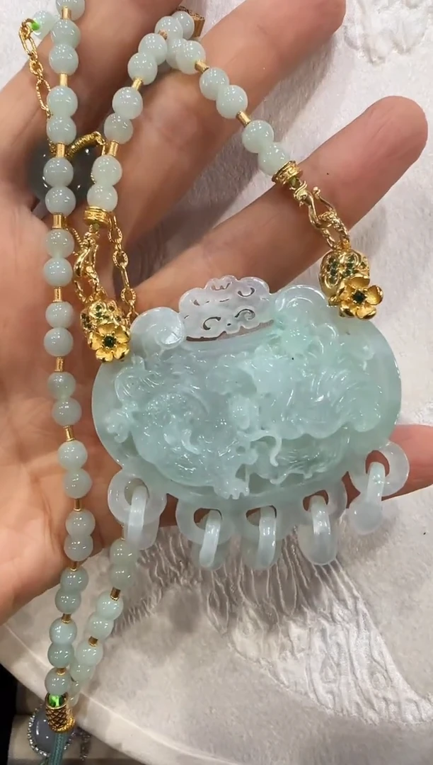 翡翠未镶嵌颈饰国风