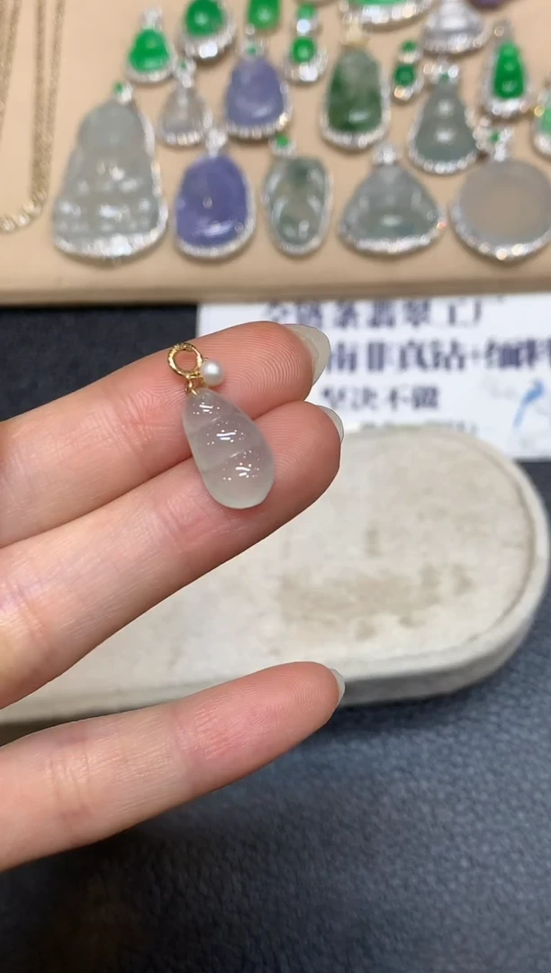 颈饰18K金镶嵌翡翠福豆【无服务费