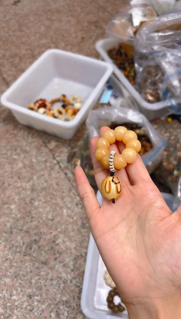 吊坠菩提根/象牙果黄色手捻带新款黄色兔