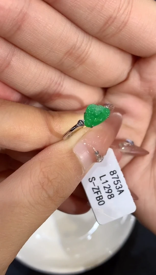 18K金镶嵌戒指翡翠L1298多样性发其一