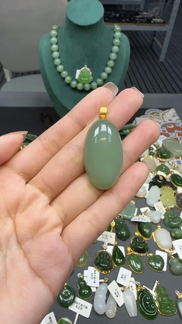 18K金镶嵌和田玉挂件1