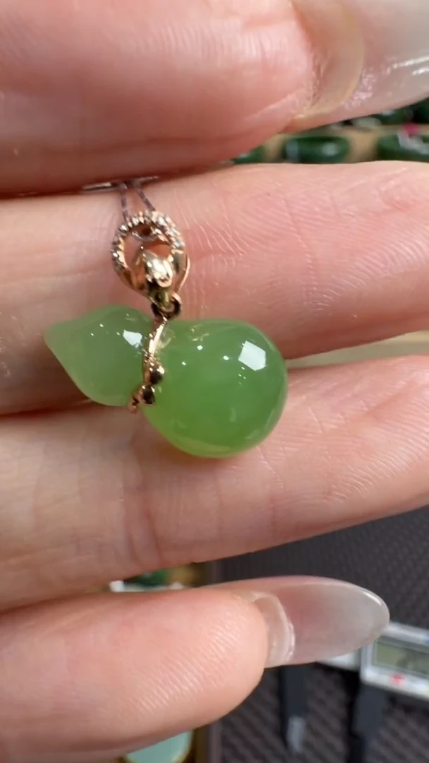 颈饰18K金镶嵌和田玉挂件