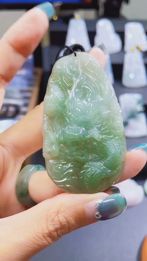 颈饰未镶嵌翡翠龙牌