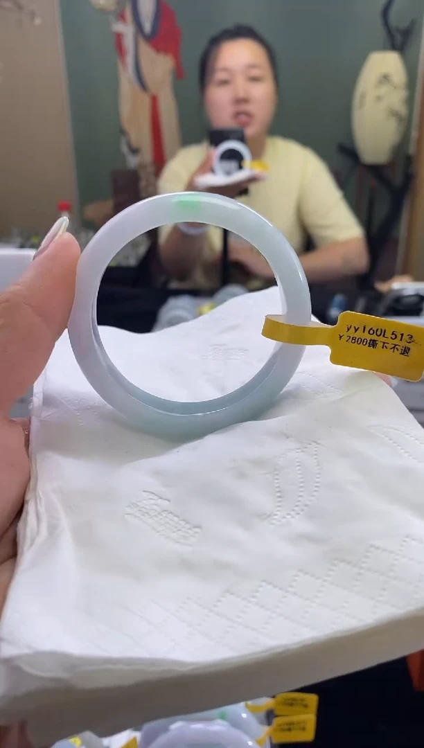 翡翠手镯未镶嵌。*九51.3圈口d