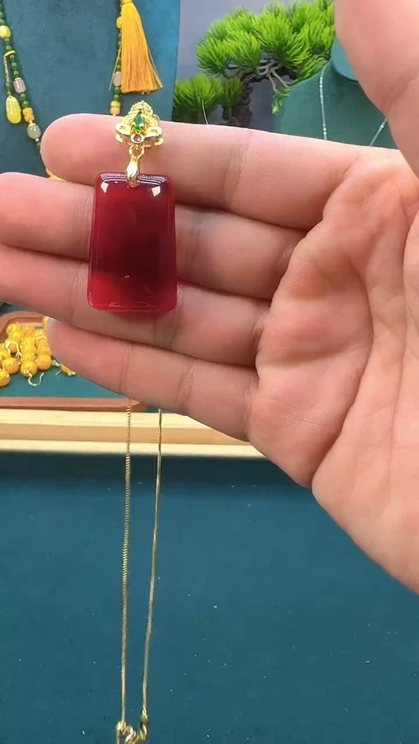 14K金镶嵌吊坠(赠链)血珀D132