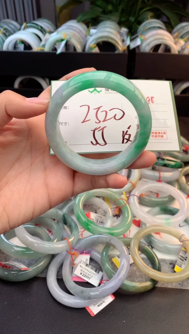 未镶嵌定制翡翠毛货需精细抛光+多人