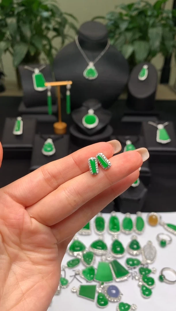 18K金镶嵌翡翠耳饰多**头耳钉