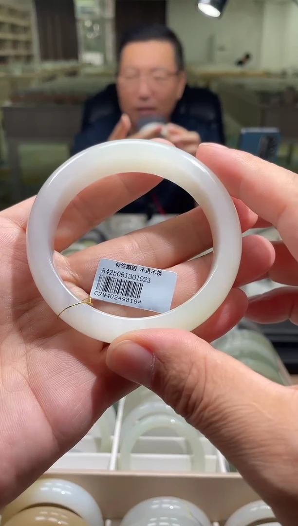 未镶嵌手镯和田玉60圈口 8184