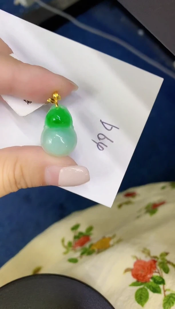 颈饰18K金镶嵌翡翠缅甸天然翡翠A货