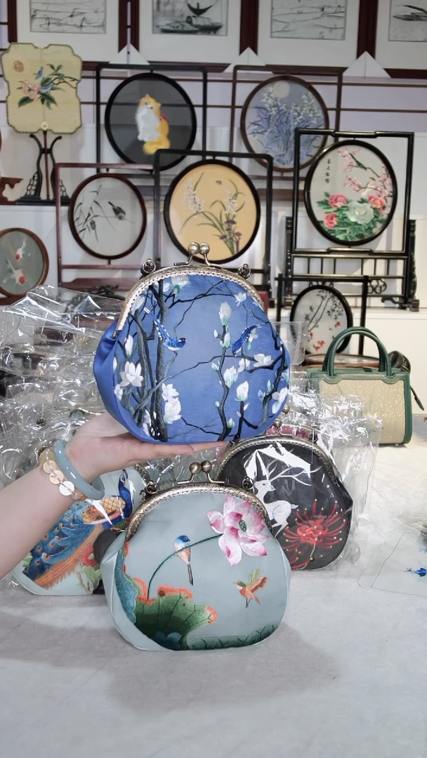 织绣蓝色玉兰花鸟口金包