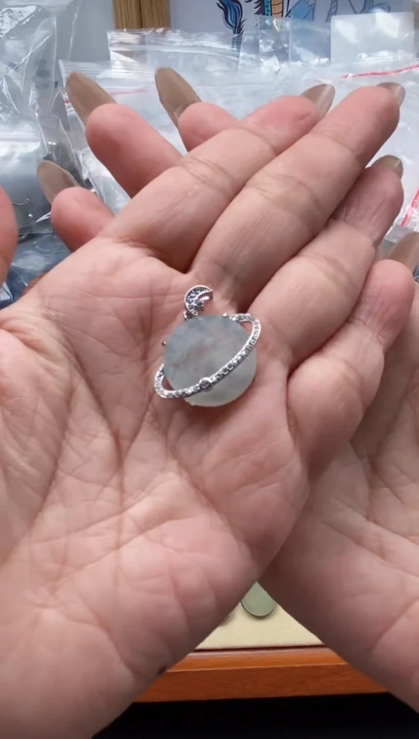 翡翠未镶嵌颈饰哥哥