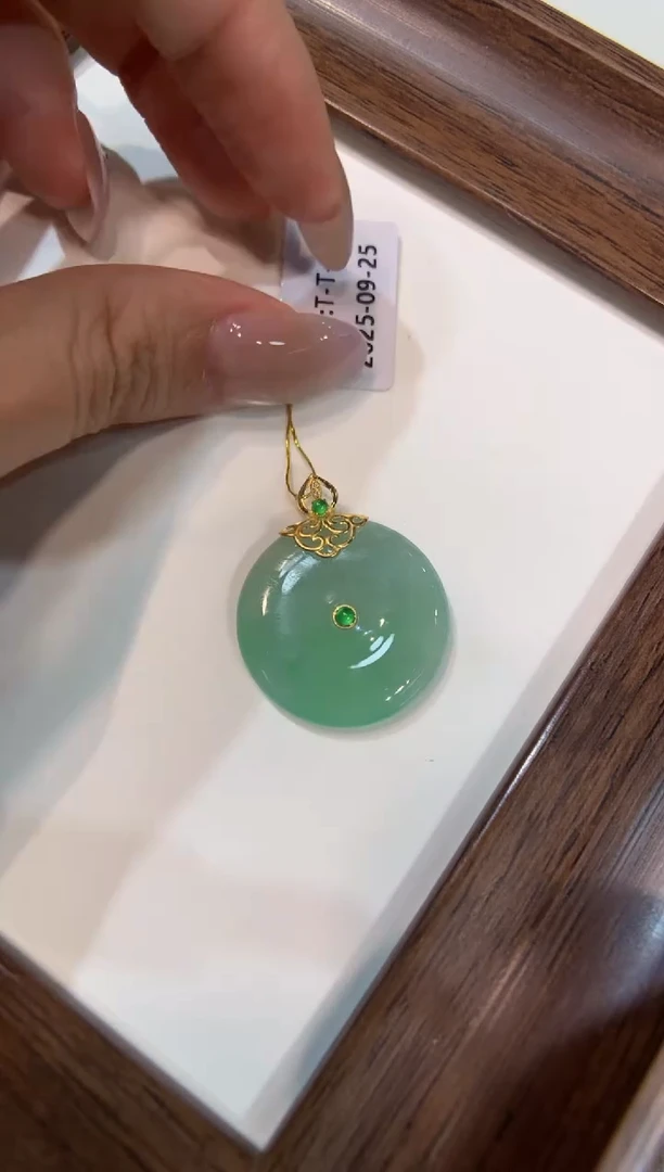 颈饰18K金镶嵌翡翠平安扣