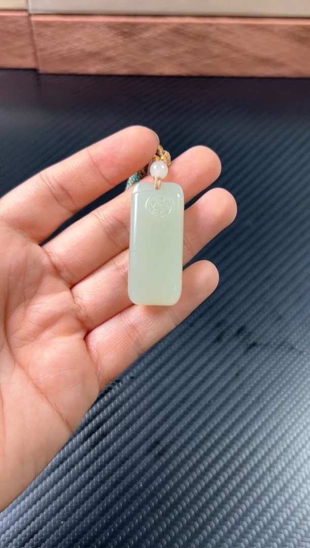 吊坠(赠链)未镶嵌和田玉且末微色差迪克兰一细