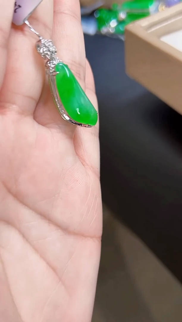 颈饰18K金镶嵌翡翠瓜