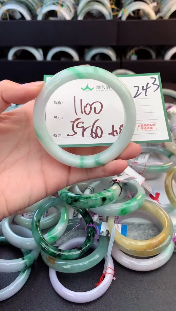 未镶嵌定制翡翠毛货需精细抛光+多人