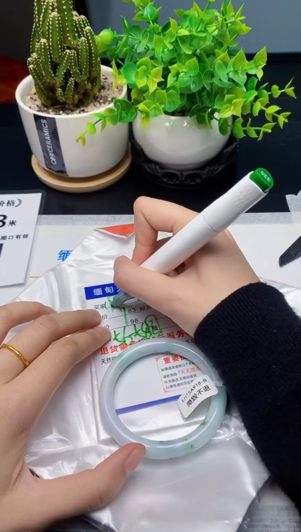 【闪购商品】翡翠手镯未镶嵌天然a货翡翠瑕疵需包容 介意慎拍