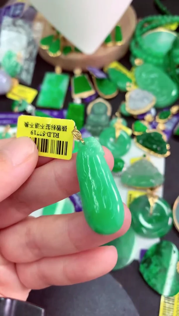 翡翠18K金镶嵌颈饰挂件