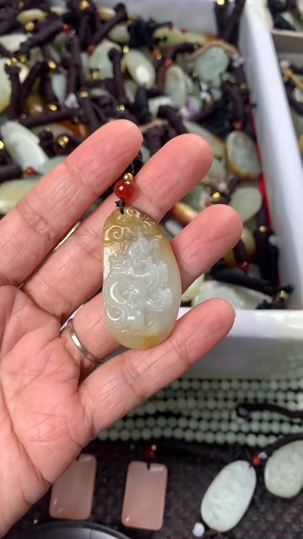 【闪购商品】和田玉颈饰未镶嵌多样性发货没有证书，拍一发一.有瑕