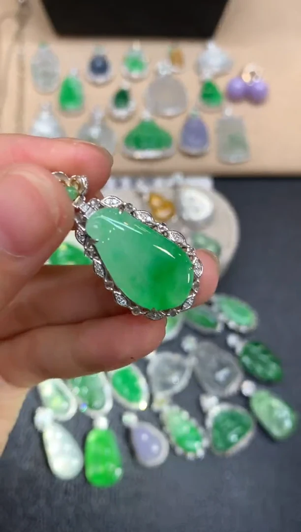 颈饰18K金镶嵌翡翠福瓜【无服务费