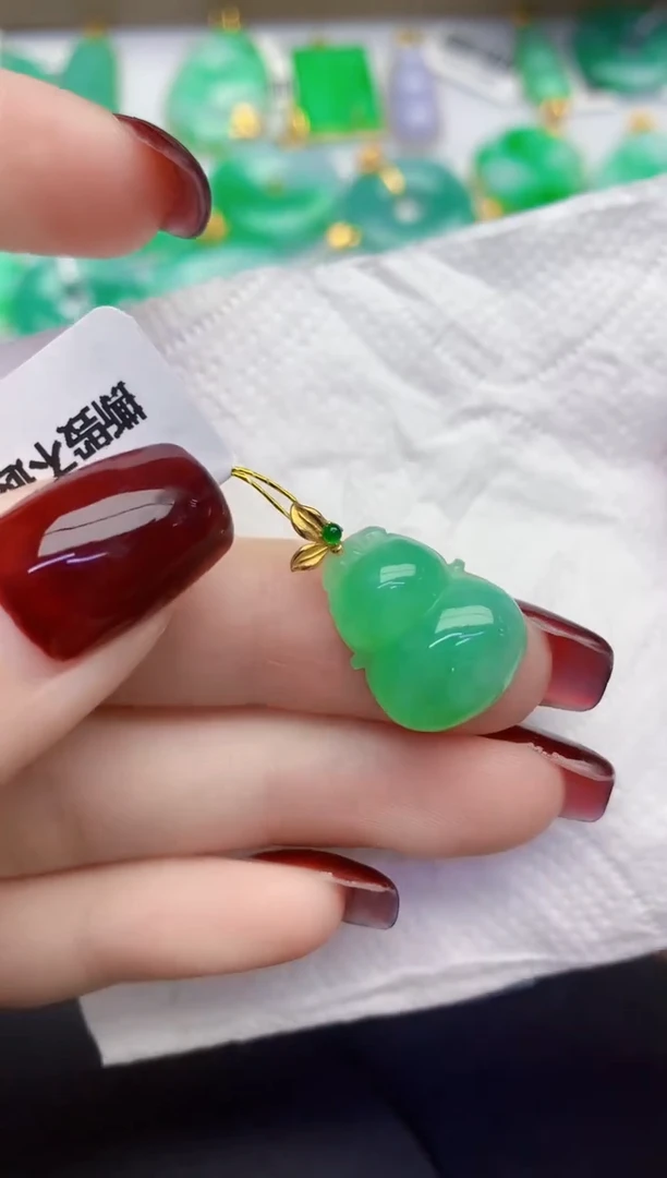 颈饰18K金镶嵌翡翠缅甸天然翡翠A货